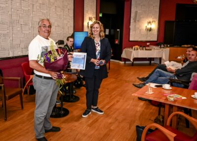 Piet Koolmees ontvangt Capels Compliment van wethouder Harriët Westerdijk