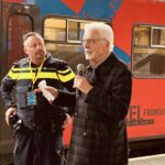 Jan Slagter en Sybren van der Velden Walda spreken de passagiers toe.