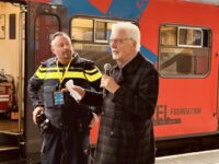 Jan Slagter en Sybren van der Velden Walda spreken de passagiers toe.